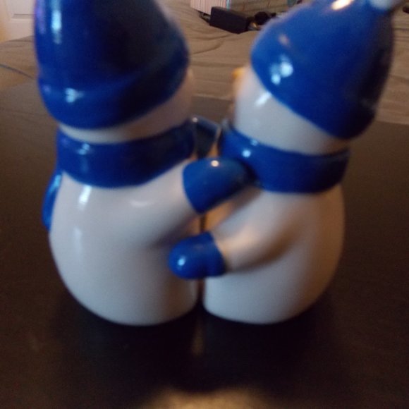Happy Hugging Snowmen Salt And Pepper Shakers - Picture 3 of 8